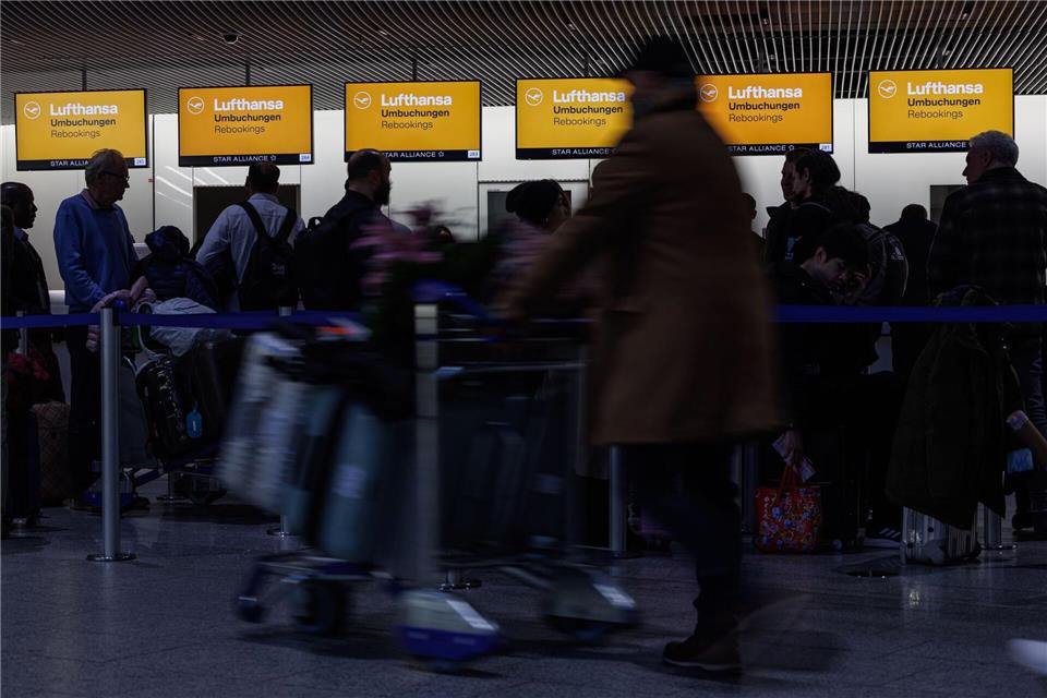 An den Umbuchungsschaltern bilden sich lange Schlangen.  Hannes P. Albert/dpa