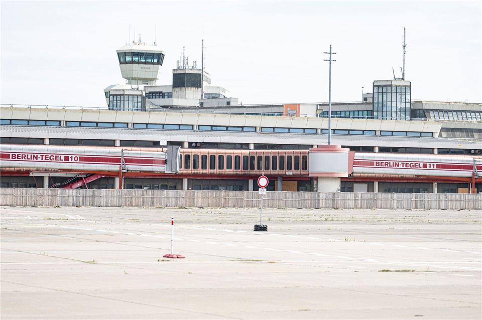 An den alten Terminals in Tegel sind noch die Fluggastbrücken zum Einstieg in die Flugzeuge zu sehen. Fabian Sommer/dpa