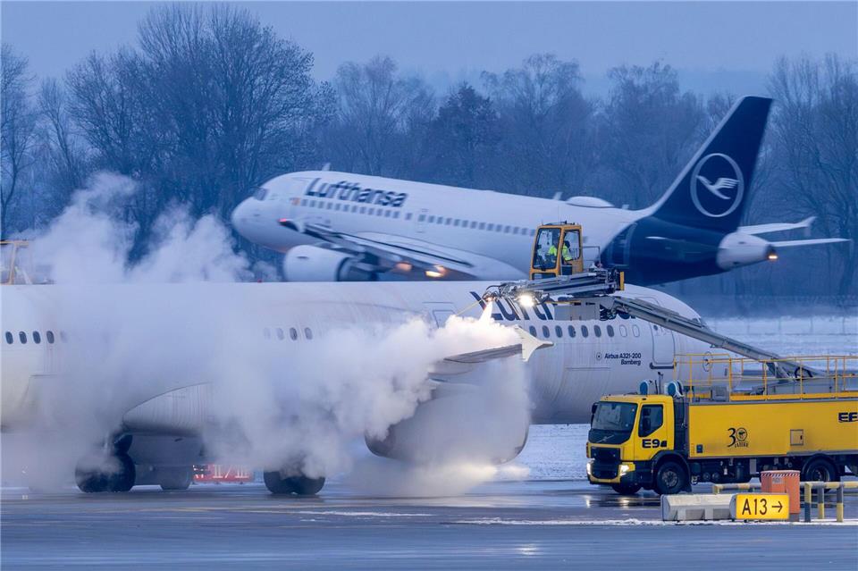 An den bayerischen Flughäfen würden wetterbedingt mehrere Flüge gestrichen.Peter Kneffel/dpa