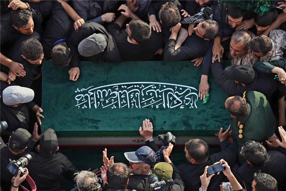 An den tagelangen Trauerzeremonien nahmen nach staatlichen Angaben im Iran Millionen Menschen teil. (Archivbild)Uncredited/Iranian Supreme Leader Office via AP/dpa