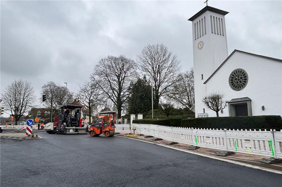 An den vergangenen Tagen ist die Asphaltschicht auf der Mühlenstraße aufgebracht worden.