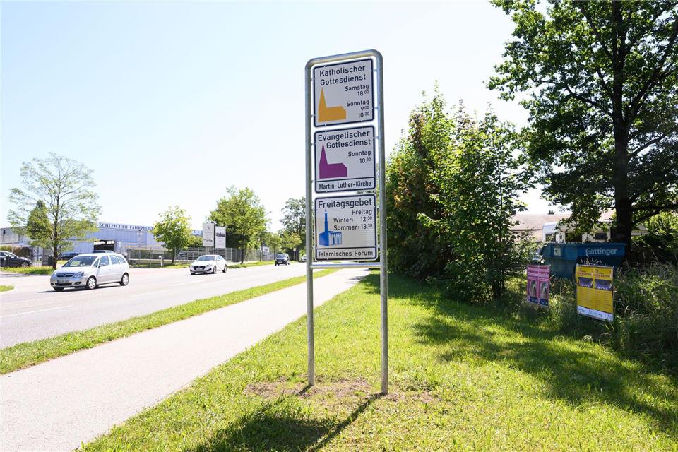 An den vier Stellen, an den bislang nur auf die Gottesdienste der katholischen und der evangelischen Gemeinde hingewiesen wurde, soll ein drittes Schild für das Freitagsgebet zu sehen sein.Lukas Barth-Tuttas/dpa