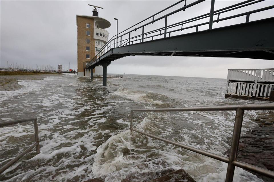 An der Alten Liebe überschwemmt die Nordsee bei einer Sturmflut das Hafengebiet.Christian Butt/dpa