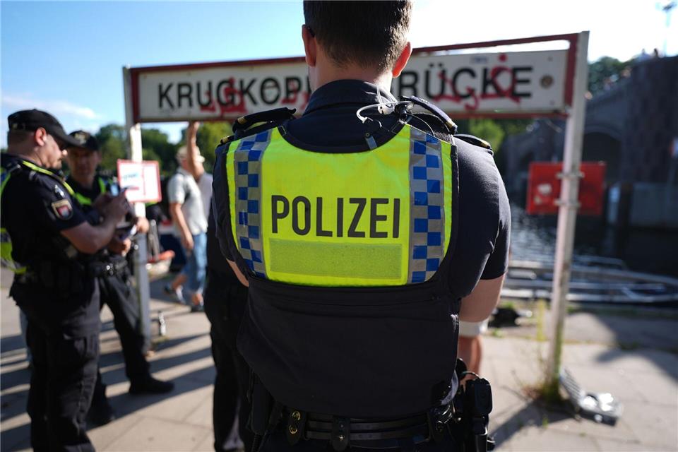 An der Anlegestelle Krugkoppelbrücke machen Beamte der Wasserschutzpolizei bei mehreren Kanufahrern einen Alkoholtest.Marcus Brandt/dpa