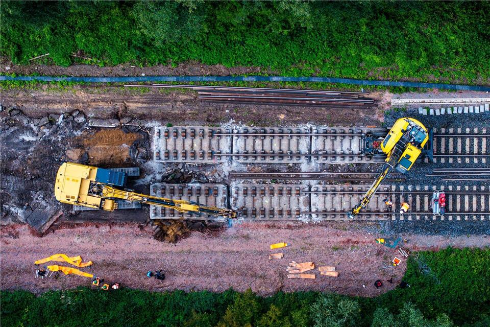 An der Bahnstrecke zwischen Berlin und Hamburg wird noch bis Ende April 2026 gebaut. (Symbolbild)Jens Büttner/dpa