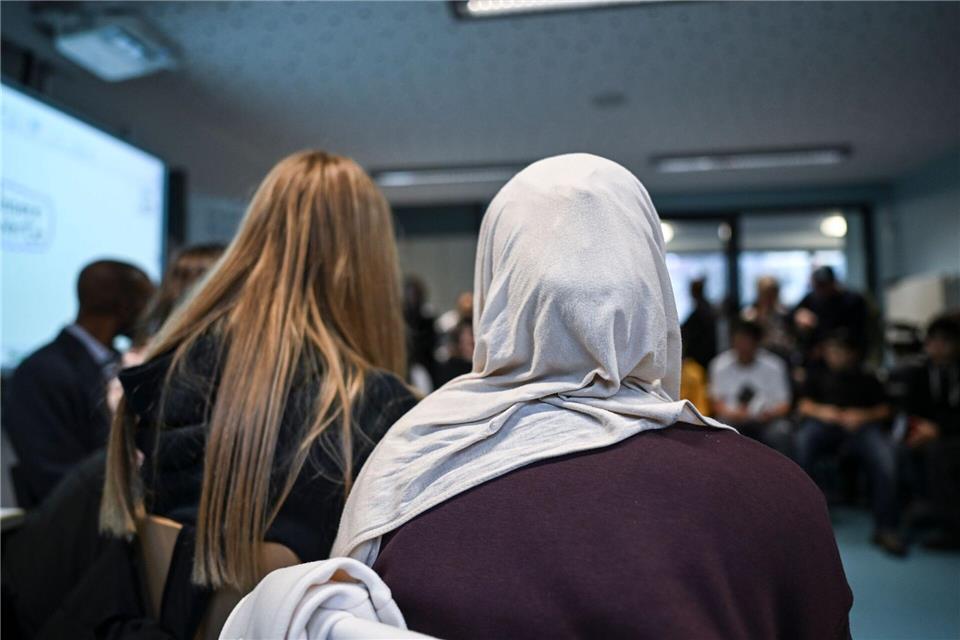 An der Bergius-Schule nahmen rund 20 Schülerinnen und Schüler an einem Wertedialog teil. Jens Kalaene/dpa