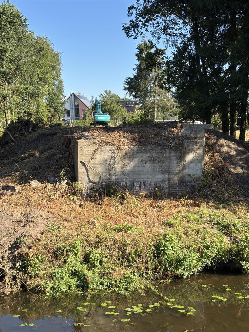 An der Bocholter Aa auf Höhe der ehemaligen Eisenbahnbrücke in Gemen haben die Arbeiten zur Aufweitung der Aa begonnen.
