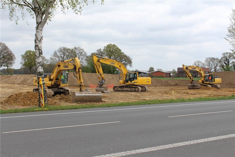 An der Bundesstraße 224, zwischen Raesfeld und Erle, haben die Erdarbeiten für den Bau der Zeelink-Gasleitung begonnen.
