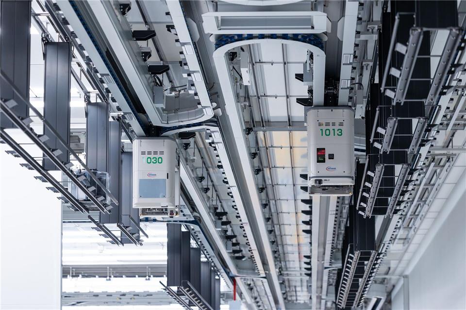 An der Decke des Produktionsstätte werden die Wafer in Boxen mit einer Geschwindigkeit von 3,5 Meter pro Sekunde automatisch zu den Anlagen transportiert. Jürgen Lösel/dpa