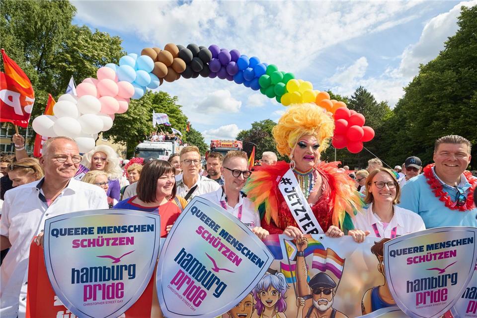 An der Demonstration beteiligen sich auch Politiker von SPD und Grünen.Georg Wendt/dpa