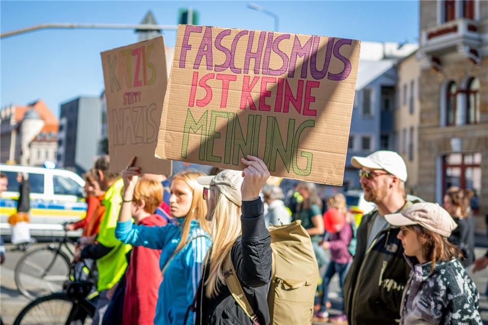 An der Demonstration gegen die AfD-Kundgebung nahmen nach Polizei-Zahlen vom Freitagnachmittag mehr Menschen teils als an der AfD-Veranstaltung. Jacob Schröter/dpa