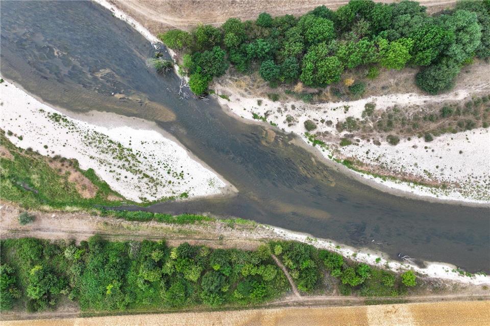 An der Donau ist das Niedrigwasser deutlich zu sehen. (Archivbild)Felix Kästle/dpa