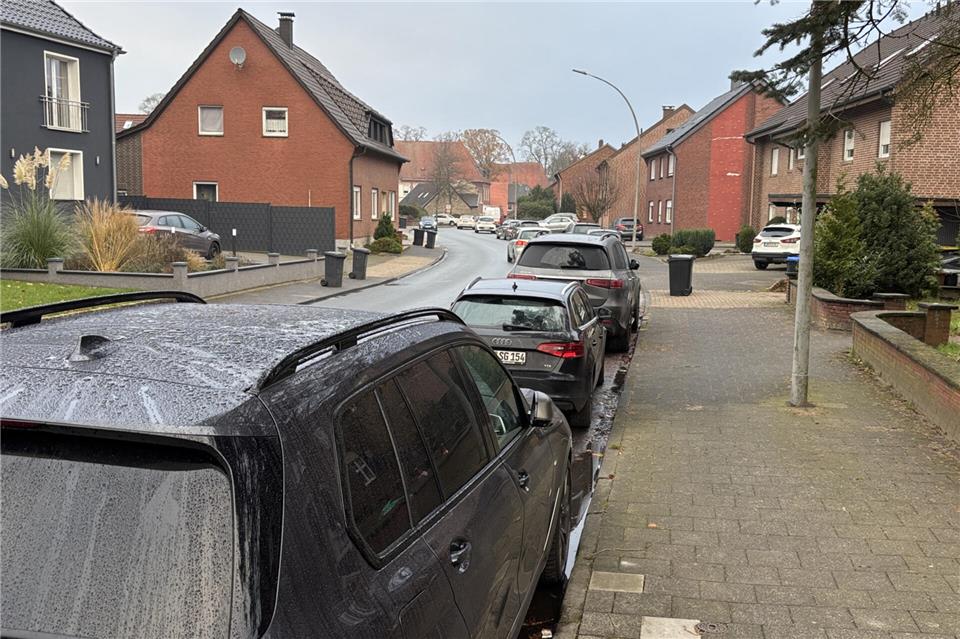 An der Dorstener Straße in Groß Reken geparkte Fahrzeuge haben die Behörden beschäftigt: Künftig sollen Radfahrer dort durch ein Parkverbot besser geschützt sein.