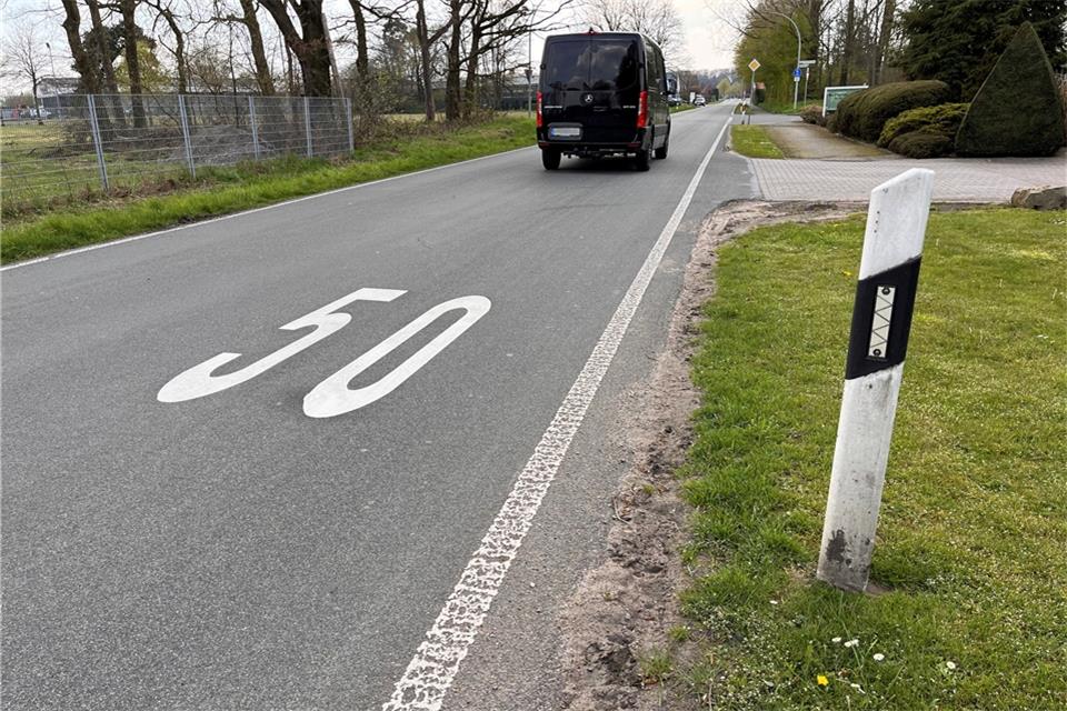 An der Dunkerstraße in Burlo entsteht in den kommenden Monaten ein Regenrückhaltebecken. Auch für die Verkehrssicherheit in diesem Bereich soll sich etwas tun.