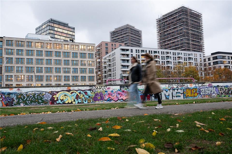 An der East Side Galerie am Ostbahnhof prangen bis heute aufwendige Kunstwerke auf dem Beton, inzwischen mehrfach saniert.Sebastian Gollnow/dpa
