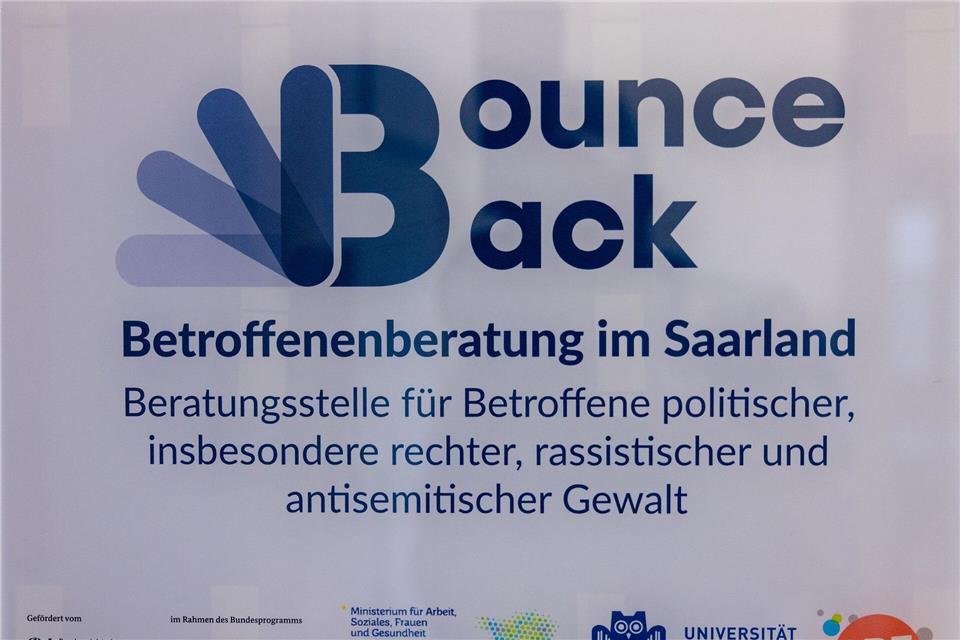 An der Eingangstür der Büroräume der der saarländischen Meldestelle gegen Hass und Diskriminierung weist ein Schild von Bounce Back auf die „Betroffenenberatung“ hin.Laszlo Pinter/dpa