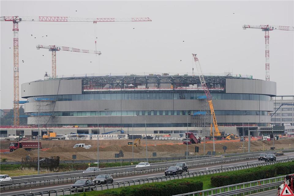 Tickets, Bauten, Aussichten: Noch 100 Tage bis Olympia An der Eishockey-Arena wird noch gebaut.Luca Bruno/AP/dpa