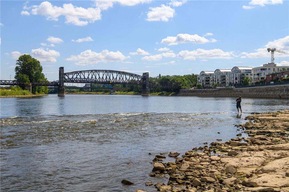 An der Elbe in Magdeburg wurde voraussichtlich ein neuer historischer Tiefststand gemessen. Klaus-Dietmar Gabbert/dpa