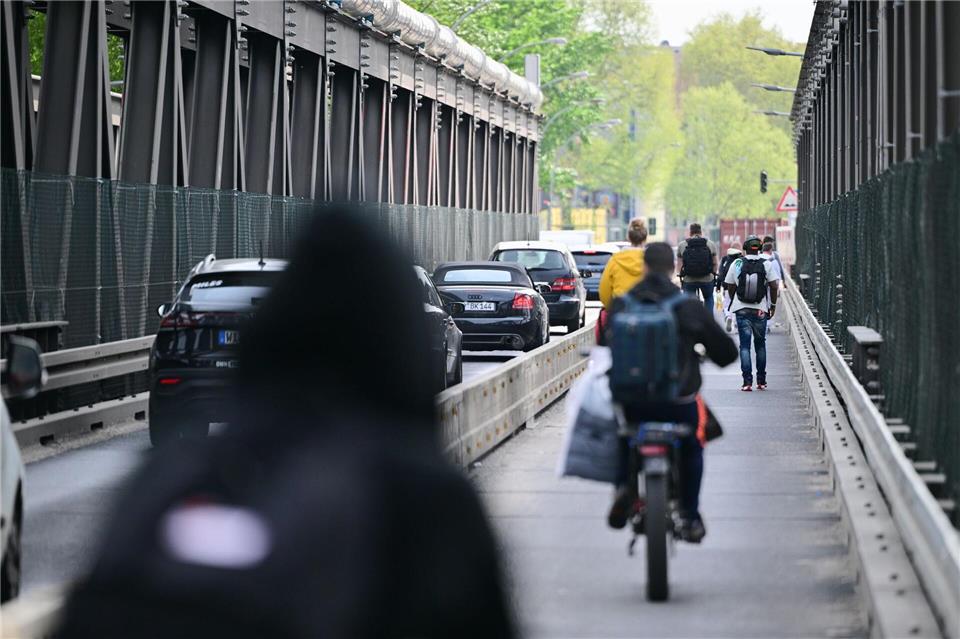 Senat meldet Baufortschritt an Elsenbrücke An der Elsenbrücke soll ein Fahrradweg zugunsten eines zweiten Fahrstreifens für Autos weichen. (Archivbild)Sebastian Christoph Gollnow/dpa