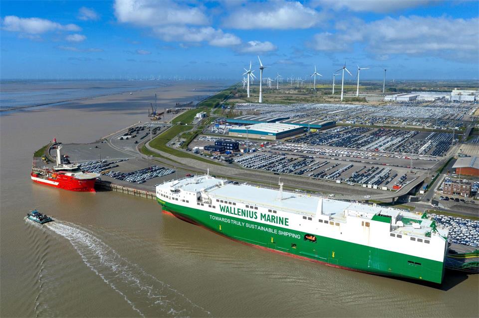 An der Emspier im Emder Hafen werden Autos verladen. Der Hafen zählt zu den größten Automobil-Umschlagshäfen Europas. (Symbolbild)Sina Schuldt/dpa