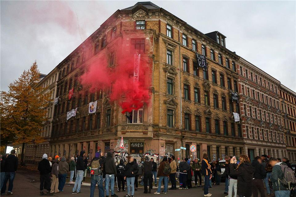 Weiteres Haus im Leipziger Osten besetzt An der Fassade des besetzten Hauses in Leipzig-Einertstraße hängen Transparente.Bjoern Stach/EHL Media/dpa