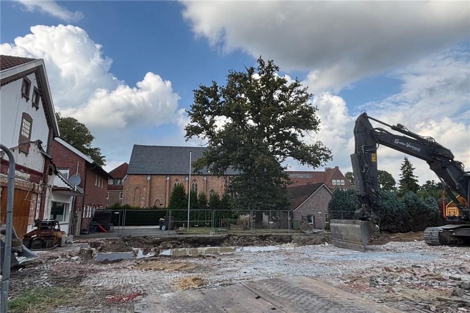An der Gaststätte Klosterpforte haben die Abrissarbeiten begonnen.
