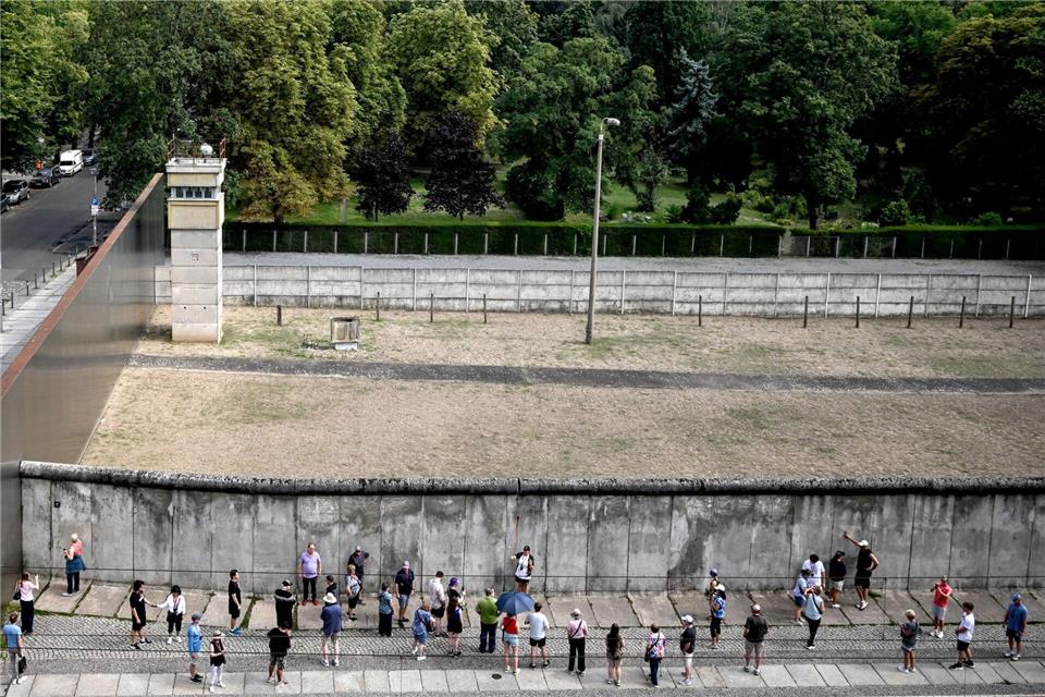 An der Gedenkstätte Berliner Mauer an der Bernauer Straße sind noch Reste von Mauer und Todesstreifen zu sehen. (Archivbild)Britta Pedersen/dpa