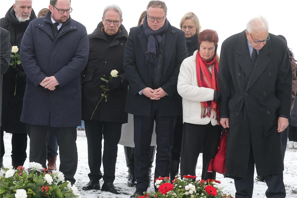 An der Gedenkstätte Buchenwald legten Landespolitiker im Beisein des Buchenwald-Überlebenden Naftali Fürst Kränze nieder.Bodo Schackow/dpa