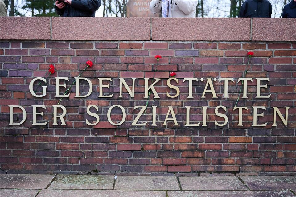 An der Gedenkstätte der Sozialisten am Zentralfriedhof Berlin-Friedrichsfelde wird traditionell an die Ermordung Rosa Luxemburg und Karl Liebknecht erinnert.Annette Riedl/dpa