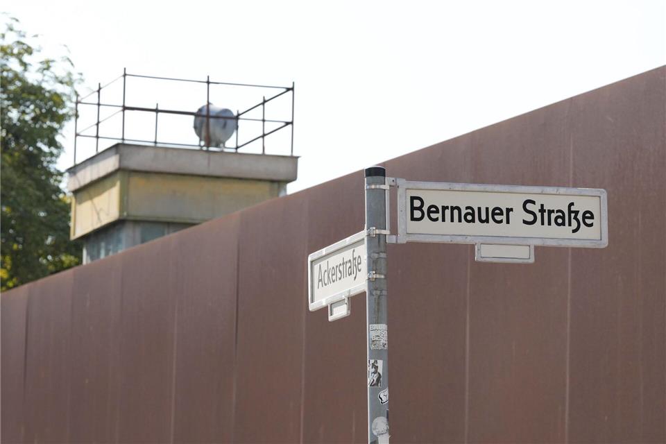 An der Gedenkstätte in der Bernauer Straße in Berlin sind Reste von DDR-Grenzanlagen erhalten, darunter ein Wachturm. Sören Stache/dpa