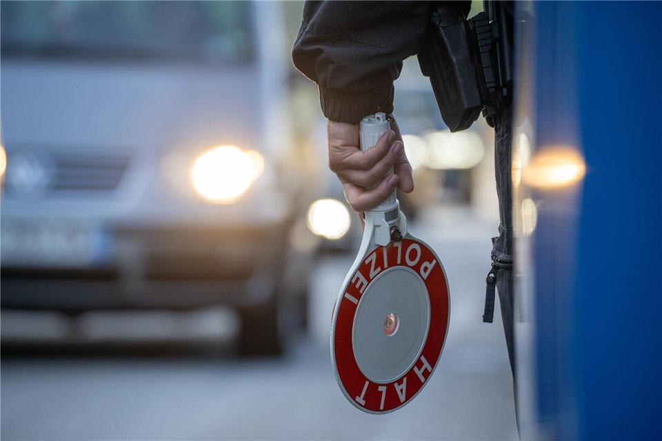 An der Grenze erzählen sie den Beamten von ihrem Einkauf. (Symbolbild)Harald Tittel/dpa