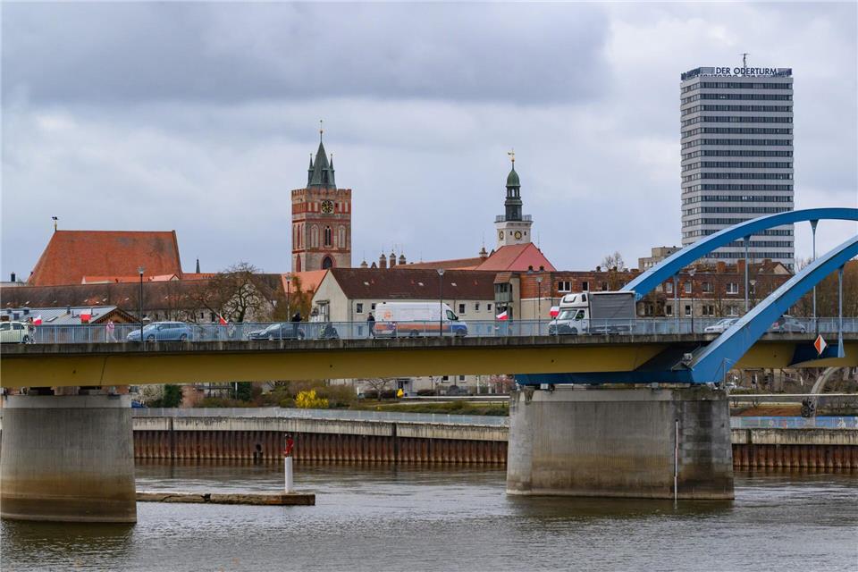 An der Grenze zu Polen bilden sich immer wieder längere Rückstaus. (Archivbild)Patrick Pleul/dpa