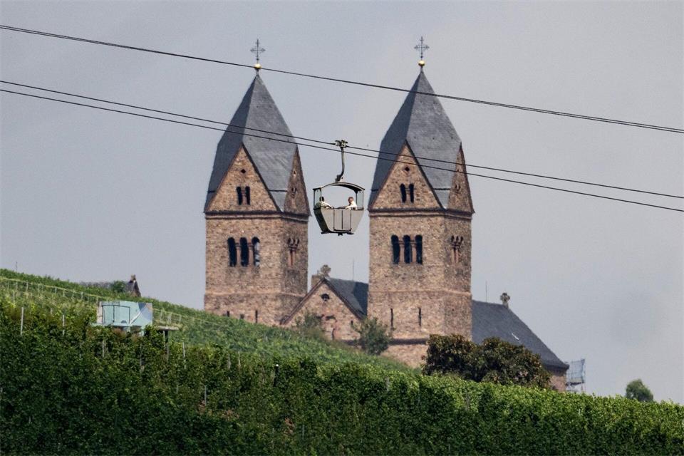 An der Grenze zu Rheinland-Pfalz bietet die Seilbahn in Rüdesheim seltene Einblicke. (Archivbild)Boris Roessler/dpa
