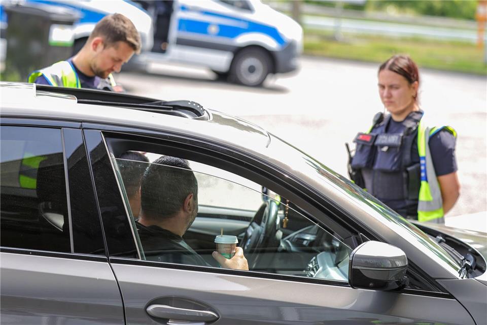 An der Grenze zu den Niederlanden kontrollieren Bundespolizisten die Einreisenden. Bundesinnenminister Dobrindt (CSU) hatte nur wenige Stunden nach seinem Amtsantritt verstärkte Grenzkontrollen verfügt. (Archivfoto)Christoph Reichwein/dpa