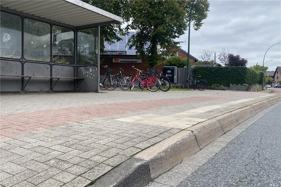 An der Haltestelle „Ortsmitte“ in Ramsdorf gibt es bereits erhöhte Bordsteinkanten. So sollen auch die anderen Haltestellen in Velen umgebaut werden.