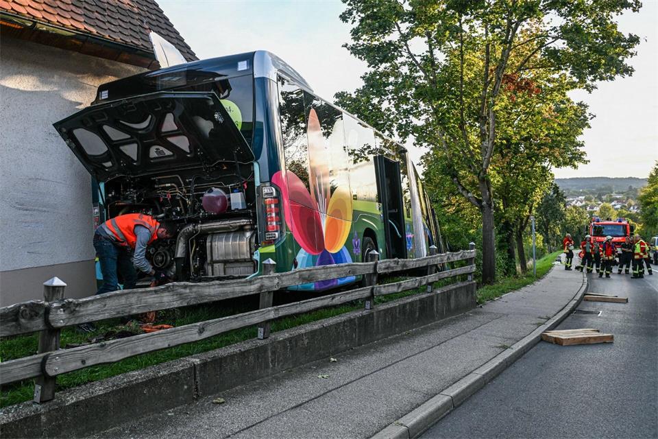 An der Hausfassade entstand ein Schaden von rund 20.000 Euro.Jason Tschepljakow/dpa