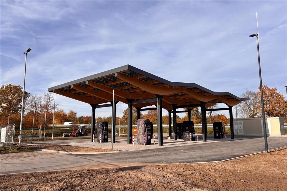 An der Heidener Straße stehen voraussichtlich ab Ende November sechs überdachte Ladestationen mit insgesamt zwölf sogenannten HPC-Ladepunkten zur Verfügung.