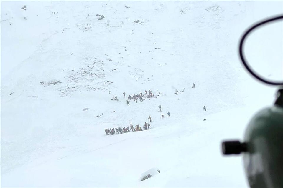 An der Hohen Ferse rissen die Schneemassen mehrere Skifahrer mit.-/Italienische Bergwacht/dpa
