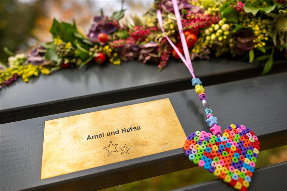Bank am Flaucher erinnert an Todesopfer des Auto-Anschlags  An der Isar erinnert jetzt eine Bank an die zwei Opfer, die bei einem Anschlag in München starben, als ein Autofahrer in einen Demonstrationszug fuhr. Peter Kneffel/dpa