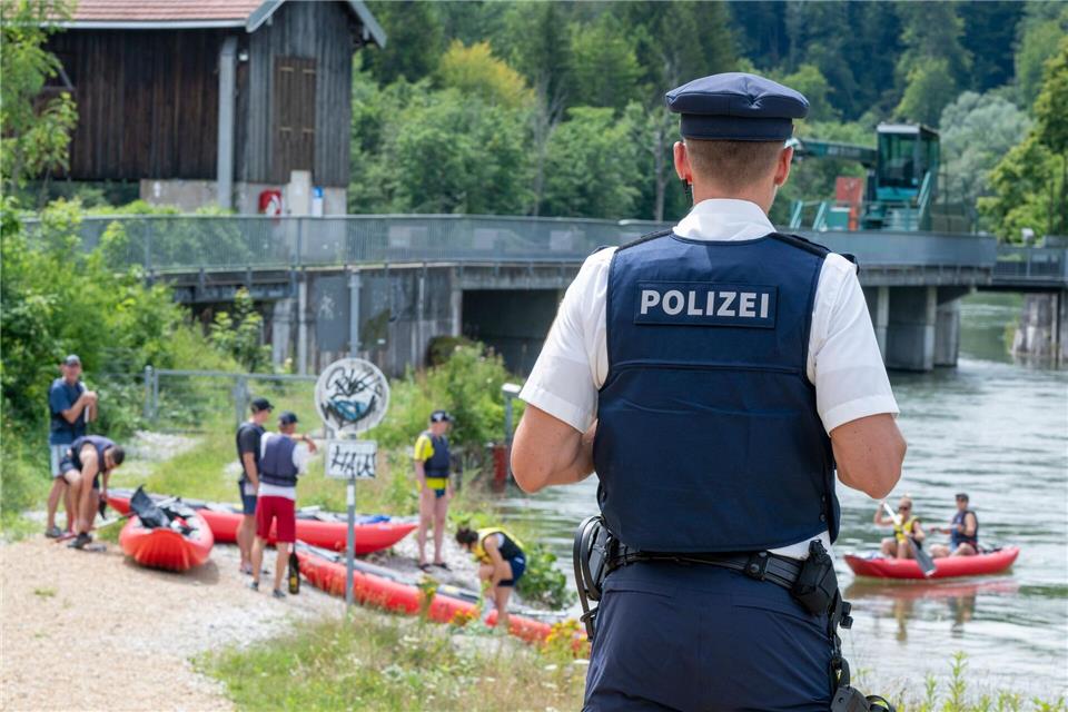 An der Isar hat die Polizei Schlauchboote kontrolliert - und einige Verstöße festgestellt. (Archivbild)Peter Kneffel/dpa