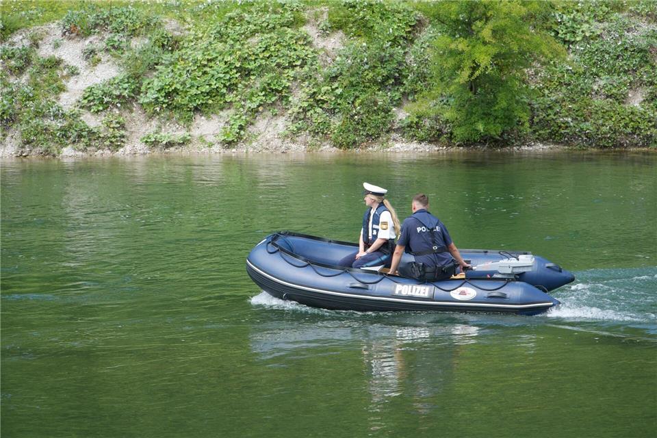 An der Isar hat die Polizei Schlauchboote kontrolliert - und einige Verstöße festgestellt. Michael Faulhaber/dpa