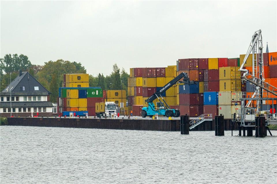 Mehr Platz für große Schiffe – Industriehafen modernisiert  An der Kaje können nun größere Fracht- und Tankschiffe festmachen.Sina Schuldt/dpa