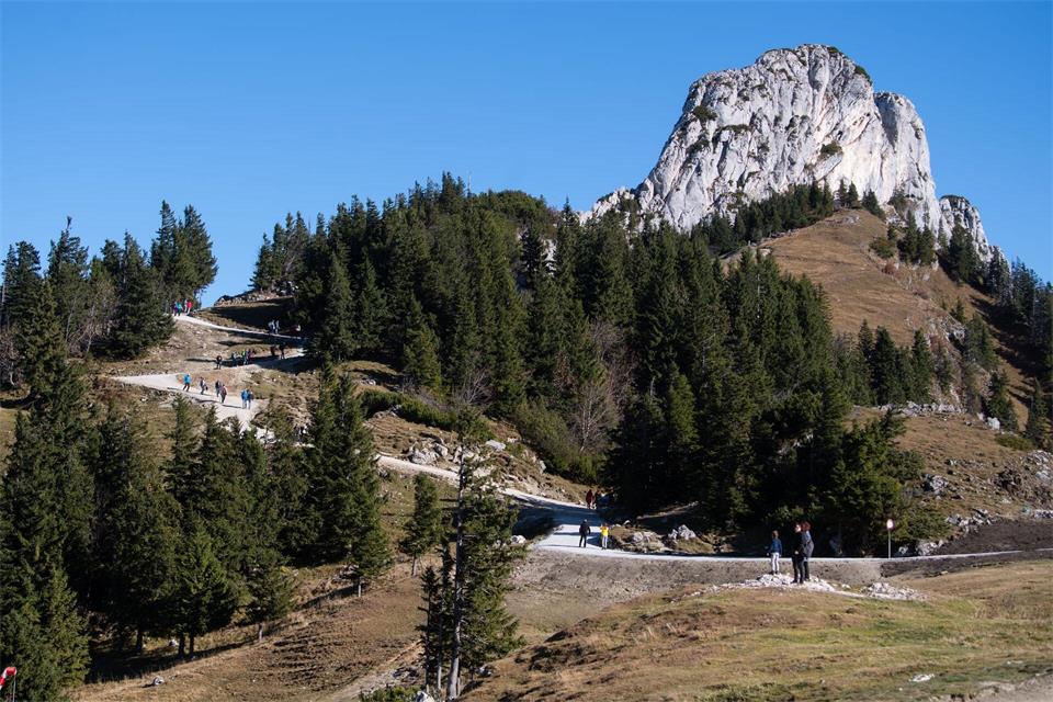 An der Kampenwand darf laut Gerichtsurteil eine neue Bergbahn gebaut werden. (Archivbild)Sven Hoppe/dpa
