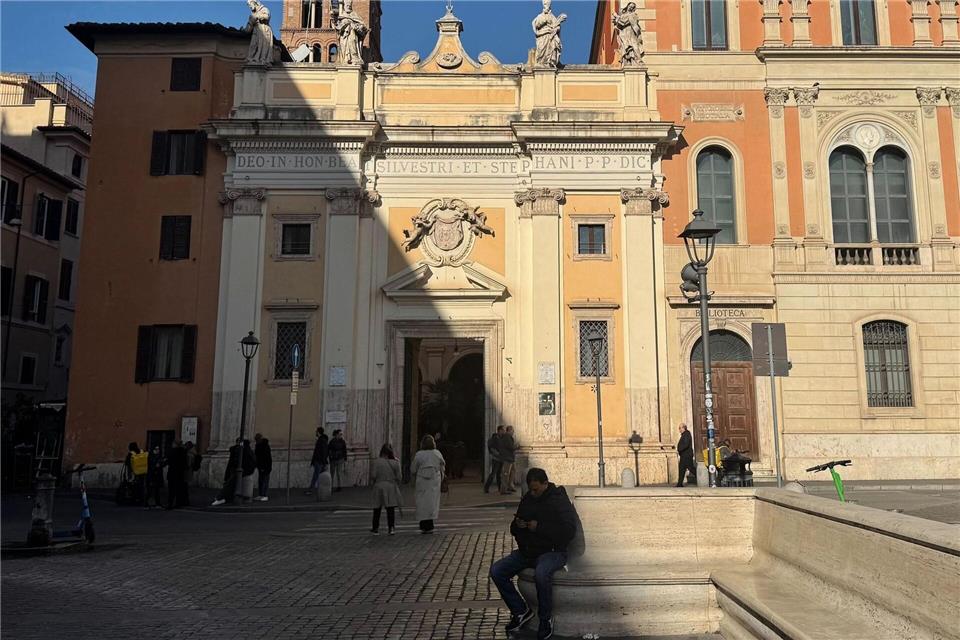 An der Kirche San Silvestro in Capite mitten im Rom gehen jeden Tag Tausende Touristen vorbei. (Archivbild) Christoph Sator/dpa