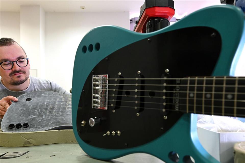 An der Konstruktionsweise für seine Carbonbeton-Gitarren tüftelte er mehrere Jahre.Martin Schutt/dpa