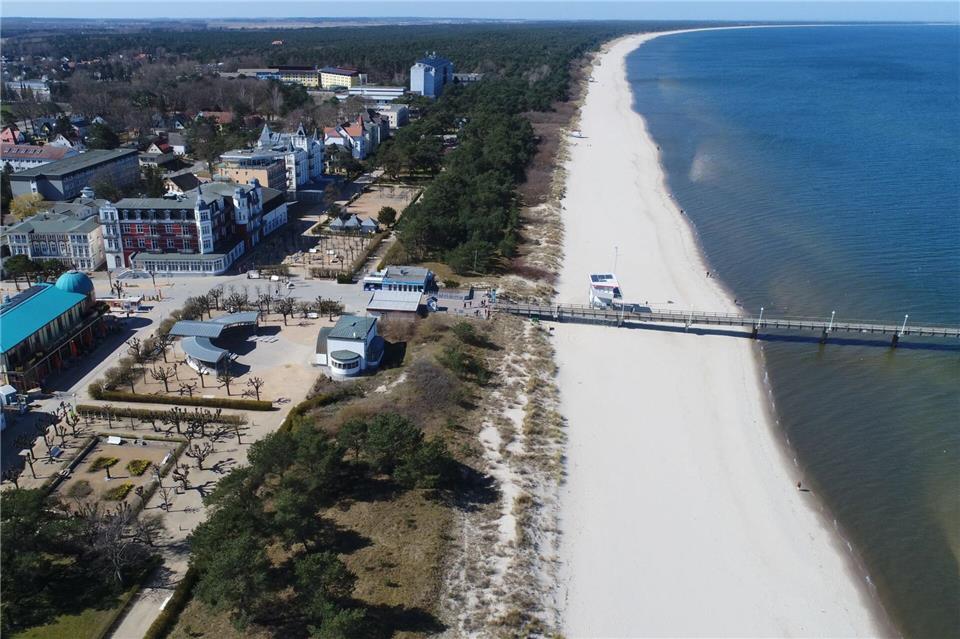 An der Küste von Usedom zieht sich der Sandstrand scheinbar endlos entlang der Ostsee.Stefan Sauer/dpa/dpa-tmn