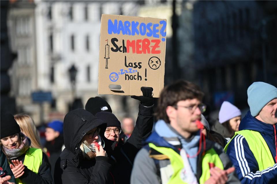 An der Leipziger Kundgebung beteiligten sich unter anderem Beschäftigte von Hochschulen, Landeseinrichtungen und dem Universitätsklinikum Leipzig.David Hammersen/dpa
