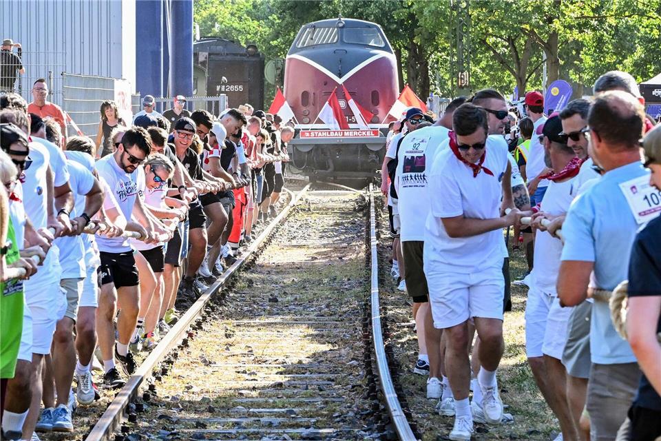 An der Lok hingen noch zwei Waggons. Uli Deck/dpa