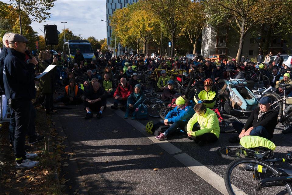 An der Mahnwache nahmen laut Polizei 800 Menschen teil.Marcus Golejewski/dpa