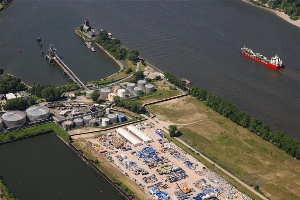 An der Messstation Seemannshöft ist die Sauerstoffkonzentration in der Elbe auf unter zwei Milligramm pro Liter gefallen, wie das Bündnis Lebendige Tideelbe mitteilte. Das sei für Fische tödlich. (Archivbild)Christian Charisius/dpa